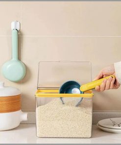 Scooping spoons with sealing clip