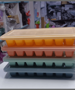 Ice cube tray with a lid